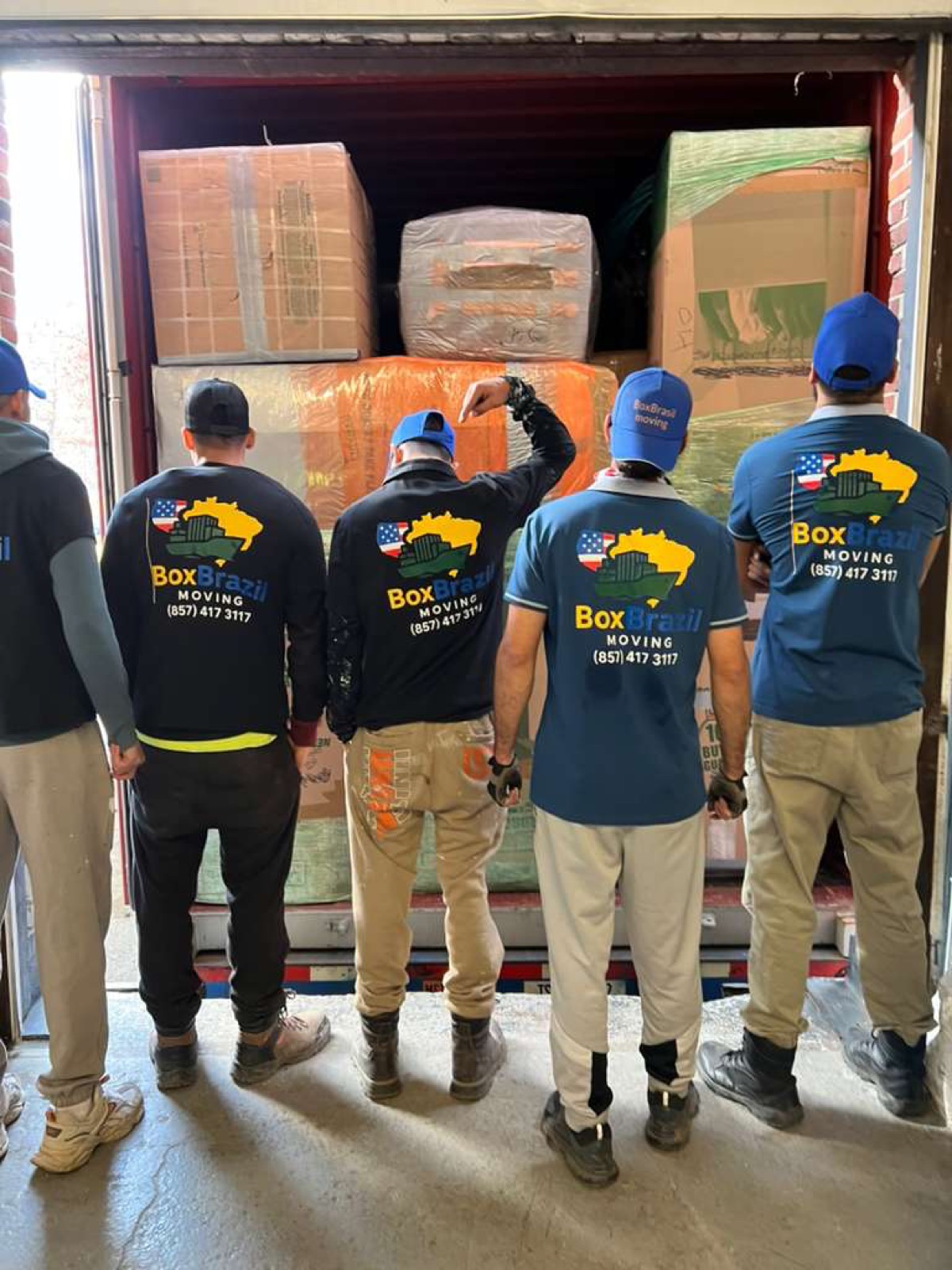 Equipe Box Brasil Moving carregando o contêiner